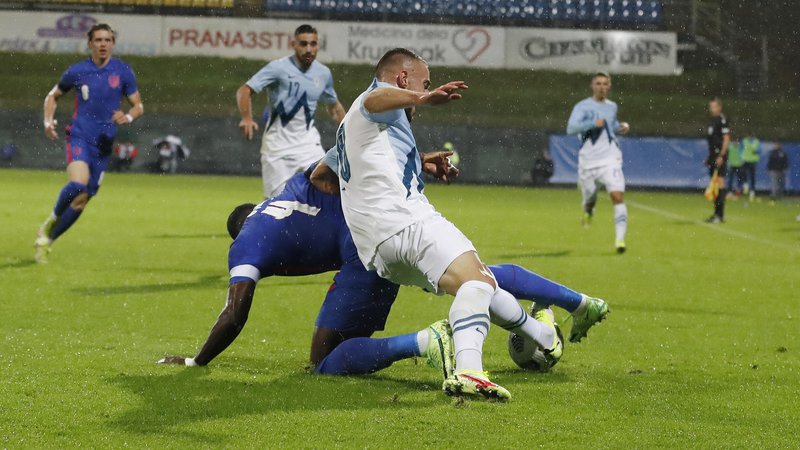 Fotografija: Slovenski nogometni upi so po zasuku prišli do zaslužene točke proti favoriziranim Angležem. FOTO: Leon Vidic/Delo