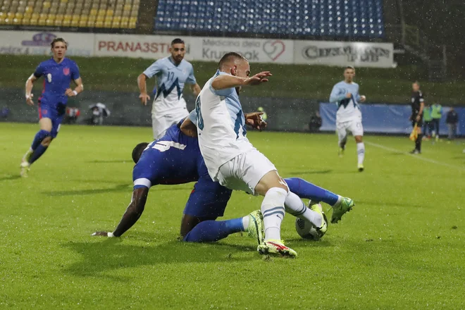 Slovenski nogometni upi so po zasuku prišli do zaslužene točke proti favoriziranim Angležem. FOTO: Leon Vidic/Delo