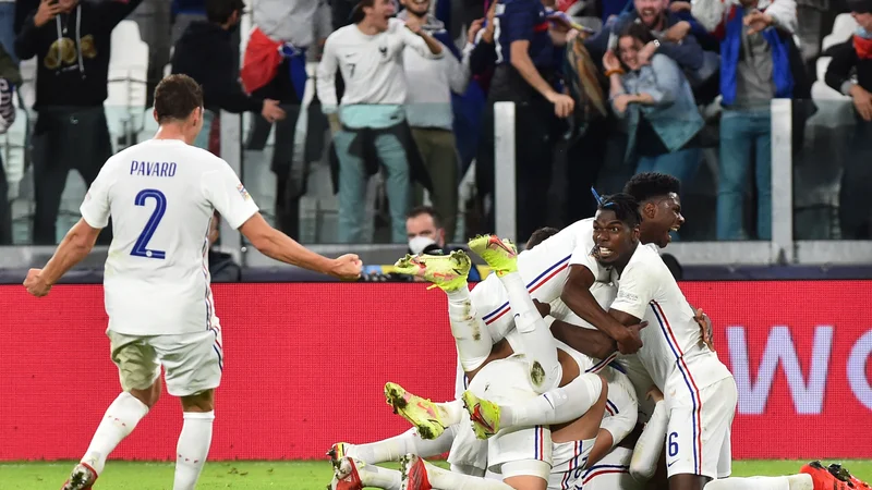 Francozi so se takole veselili zmage nad Belgijci. FOTO: Massimo Pinca/Reuters