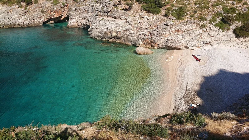 Fotografija: Eden redkih zalivov na polotoku Karaburun. FOTO: Miha Pribošič