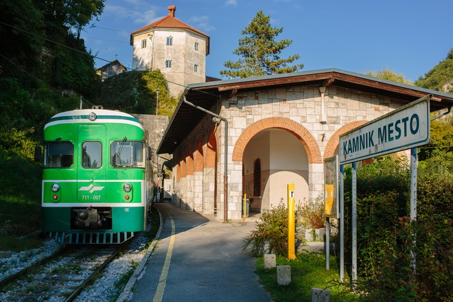 Železniška postaja je bila zgrajena v Plečnikovem duhu. FOTO: Brumec