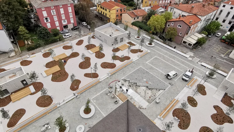 Fotografija: Prenovljeni Muzejski trg v Kopru bo namenjen prebivalcem in obiskovalcem različnih starostnih in interesnih skupin. Fotografiji Boris Šuligoj