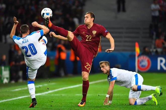 Artjom Dzjuba je takole igral proti Slovakom na euru 2016 v Franciji, danes pa ga proti tem tekmecem, tako kot tudi ne v ponedeljek proti Slovencem, ne bo na igrišču. FOTO: Joe Klamar/AFP