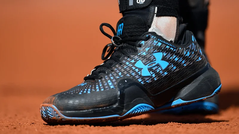 Fotografija: Andy Murray ima na vezalkah pripet prstan, ki mu prinaša srečo. FOTO: Christophe Simon/AFP