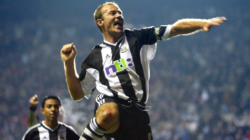 Fotografija: Alan Shearer je legenda Newcastla, pred štadionom St. James's Park stoji njegov spomenik. FOTO: Odd Andersen/AFP