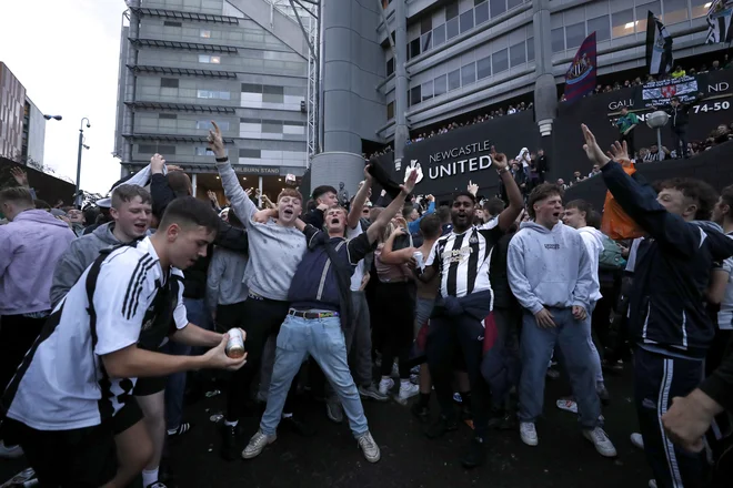 Navijači so pozdravili prevzem Newcastla. FOTO: Lee Smith/Reuters
