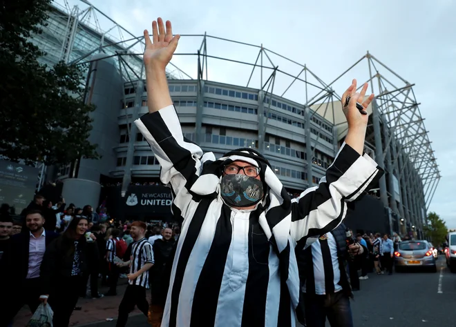 Pred štadionom so se zbrali navdušeni navijači. FOTO: Lee Smith/Reuters
