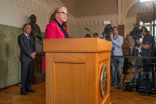 Berit Reiss-Andersen, vodja odbora za Nobelovo nagrado za mir, med današnjo razlasitvijo. FOTO: Heiko Junge/AFP