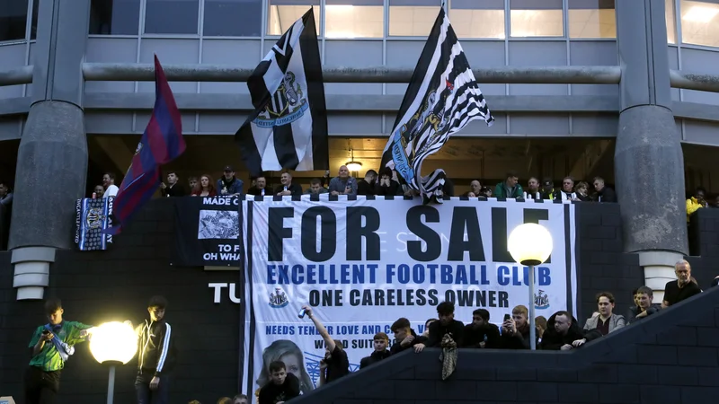 Fotografija: Navijači Newcastle Uniteda so pozdravili arabske lastnike, ki naj bi klub spet naredili velikega. FOTO: Lee Smith/Reuters