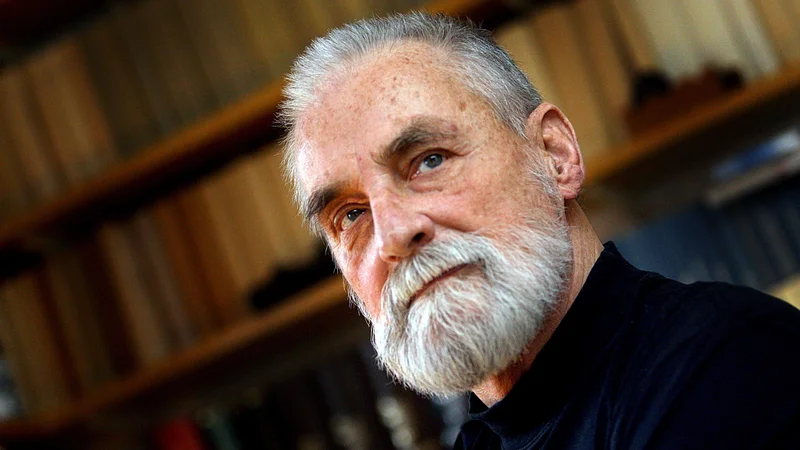 Fotografija: Letos je pri založbi KUD Logos izšel še njegov zadnji roman z naslovom Nadaljevanje prihodnjič: poem z brstiči eseja in aromo romana. FOTO: Ljubo Vukelič/Delo