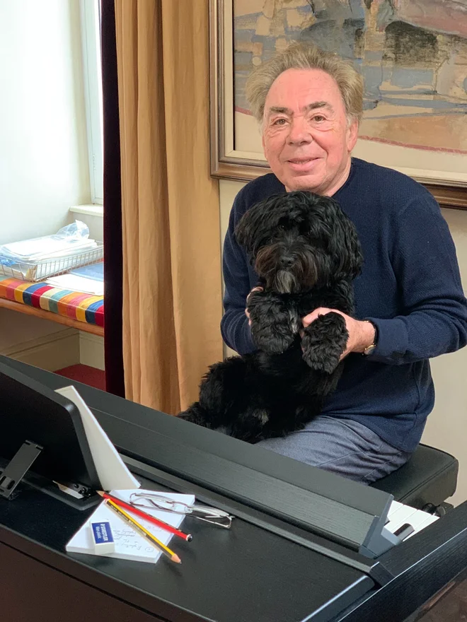 Andrew Lloyd Weber je svoje druženje s kužkom objavil tudi na twitterju. Foto osebni twitter račun