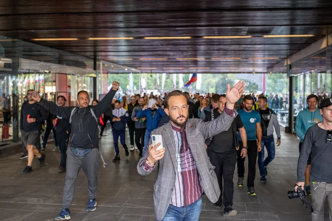 Protesti ob sredah so na ljubljanske ulice prinesli ogromno energije, ki pa se še ni skanalizirala v vode političnih strank. Foto Voranc Vogel
