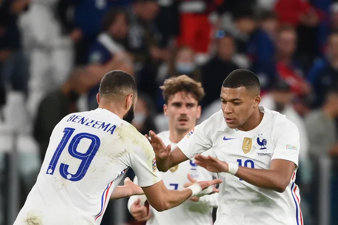 Kylian Mbappe (desno) je s 50. nastopom za reprezentanco vzel rekord Karimu Benzemaju kot najmlajši s tem dosežkom. FOTO: Franck Fife/AFP