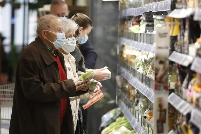 Vrhovno sodišče se ni opredeljevalo&nbsp;do tega, ali je zapoved nošenja mask razumna ali ne.&nbsp;FOTO: Leon Vidic/Delo