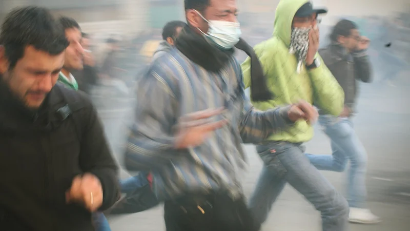 Fotografija: Uporaba solzivca v vojni je prepovedana, uporaba nad civilisti pa vse pogostejša. FOTO: Eržen Jure/Delo