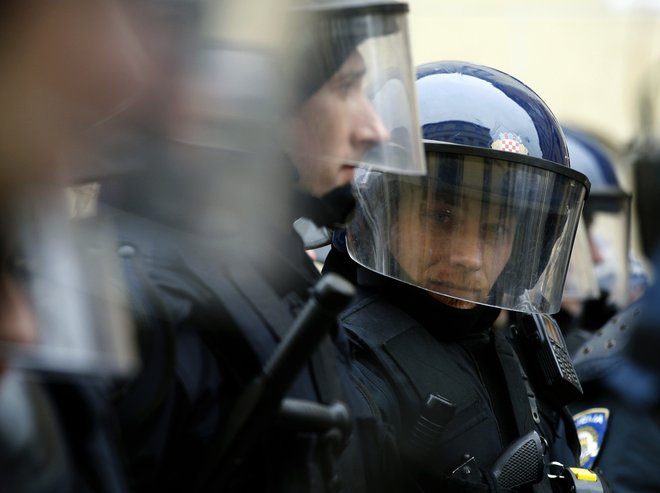 Pristojni minister domneva, da gre za »individualne prekrške nekaj policistov«. FOTO: Reuters