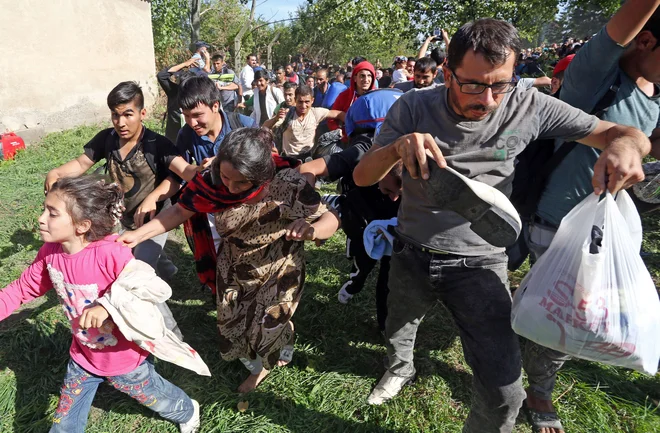 Na posnetkih je videti moške z zakritimi obrazi, ki preganjajo migrante iz Hrvaške čez reko Korano v Bosno in Hercegovino. FOTO: Str/Afp