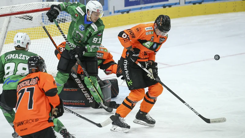 Fotografija: Ljubljanski hokejisti so v 7. nastopu sezone med regionalno elito petič zmagali in so na imenitnem 2. mestu lestvice ICEHL. FOTO: Jože Suhadolnik/Delo