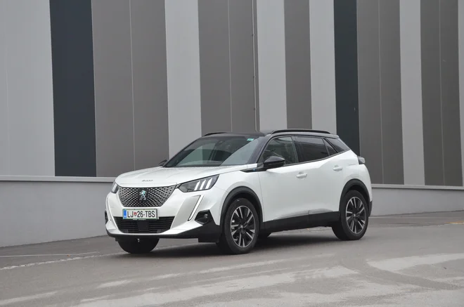 Peugeot 2008 lahko vozi tudi na povsem električni pogon, kar pa ni najbolj poceni izbira.<br />
FOTO: Gašper Boncelj