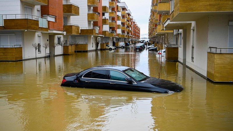 Fotografija: Vsekakor je poplavljen avtomobil težko popolnoma popraviti, kajti nekatere napake se pokažejo šele po nekaj mesecih ali celo letu dni.
FOTO: Armend Nimani/AFP