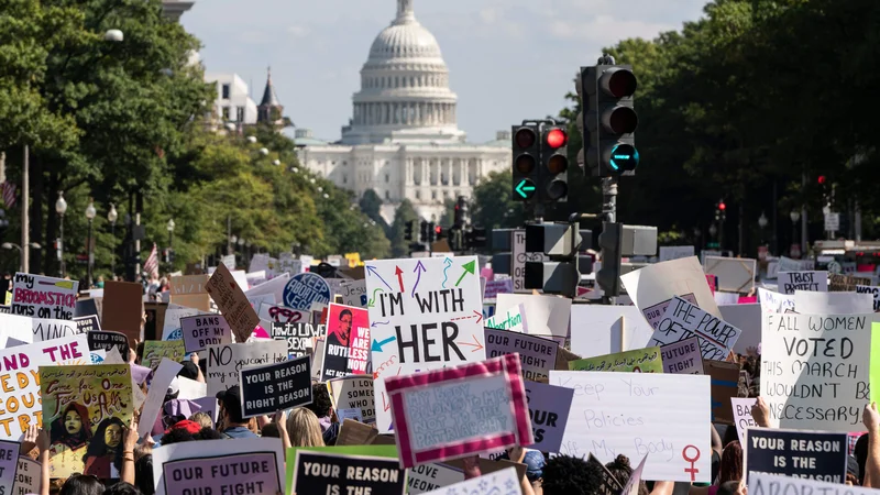 Fotografija: Pohod aktivistov za ženske pravice na washingtonski Kapitolski grič 2. oktobra Foto Joshua Roberts/AFP
