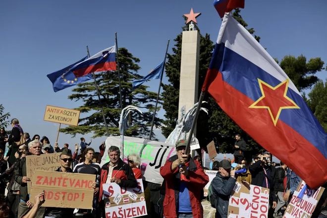 Protestniki so skandirali antifašistična gesla in nosili plakate z vsebino, naperjeno proti sedanji oblasti. FOTO: Voranc Vogel/Delo