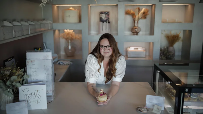 Fotografija: Cake Shop je ena redkih, če ne celo prvih tovrstnih trgovinic v Sloveniji. Zgled je Ema našla v Kanadi, kjer je podoben princip, torej da se slaščice le kupi in odide ter se v trgovinici ne poseda, precej uveljavljen. FOTO: Uroš Hočevar/Kolektiff