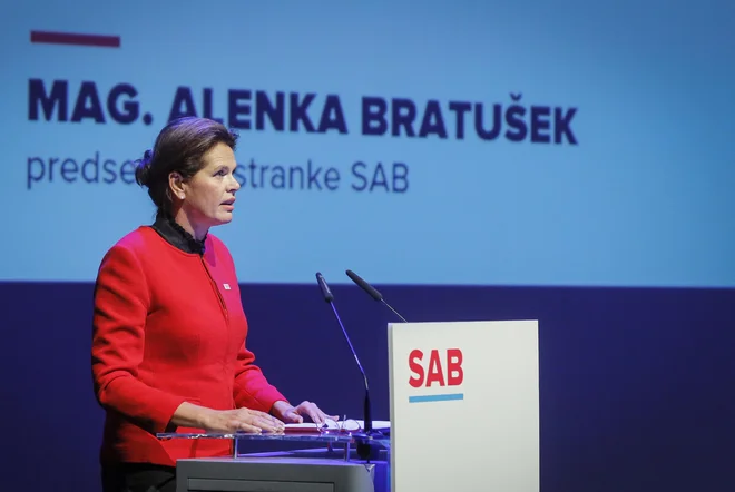 &raquo;Težke stvari se rešuje s pogovorom, sodelovanjem, tehtnim premislekom in predvsem se ukrepi ne sprejemajo čez noč in vsak dan novi. In še nekaj, ukrepi morajo veljati za vse, ne samo za drugorazredne državljane,&laquo; je dejala predsednica SAB. FOTO: Jože Suhadolnik/Delo