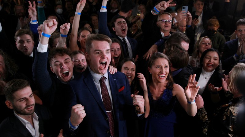 Fotografija: Podporniki konservativnega opozicijskega zavezništva Spolu proslavljajo zmago po preobratu. FOTO: Stringer/Reuters