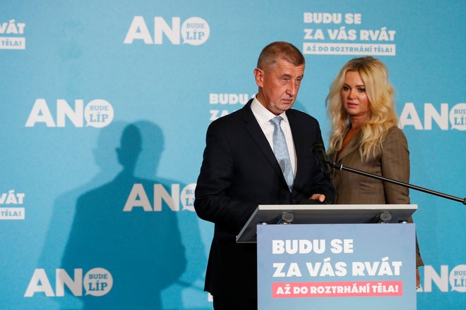 Češki premier in vodja stranke Ano Andrej Babiš s svojo ženo Moniko. FOTO: Bernadett Szabo/Reuters