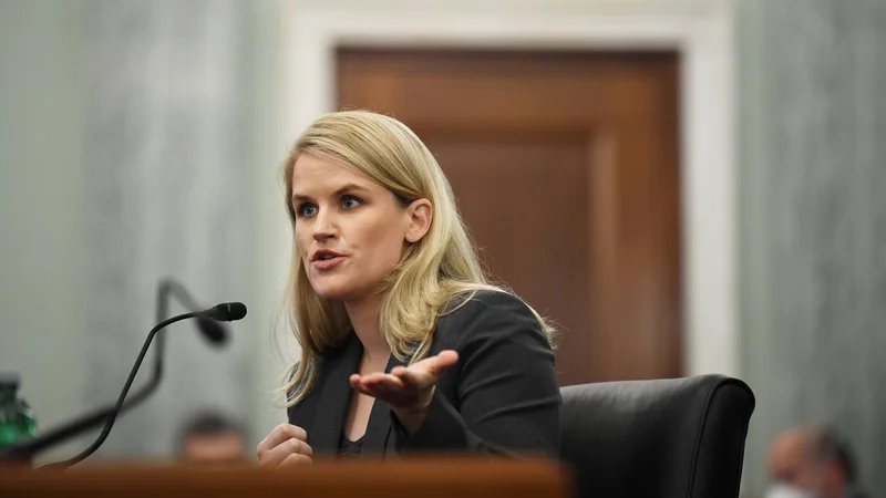 Fotografija: Nekdanja zaposlena, Frances Haugen, je v začetku tedna Facebook pred ameriškim kongresom obtožila zavestnega širjenja dezinformacij v škodo otrok, najstnikov in drugih. Foto Matt McClain/Pool via Reuters