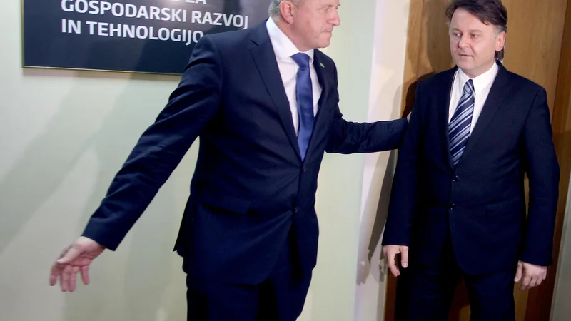Fotografija: Minister Zdravko Počivalšek in Peter Vesenjak se po poročanju medijev poznata še iz časov, ko je Počivalšek vodil Terme Olimia.
FOTO: Roman Šipić