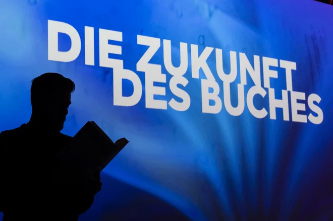 Na vprašanja z lanskega frankfurtskega knjižnega sejma o prihodnosti knjige bodo odgovarjali tudi na letošnjem, ki bo znova potekal na sejmišču, ne le na spletu. &nbsp;&nbsp;&nbsp;&nbsp;&nbsp;&nbsp; &nbsp;&nbsp;&nbsp;&nbsp;&nbsp;&nbsp; &nbsp; Foto Marc Jacquemin/Frankfurter Buchmesse