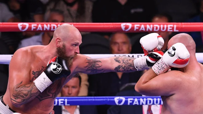 Finski težkokategornik Robert Helenius (levo), ki je v pripravah pomagal Deontayu Wilderju, je še drugič premagal Poljaka Adama Kownackega. FOTO: Robyn Beck/AFP