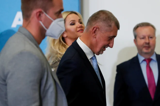 Javnomnenjske raziskave so še pred dnevi napovedovale zmago vladajoče stranke Ano, a je vmes izbruhnila afera s Pandorinimi dokumenti, ki je močno obremenila premierja Andreja Babiša. FOTO: Bernadett Szabo/Reuters