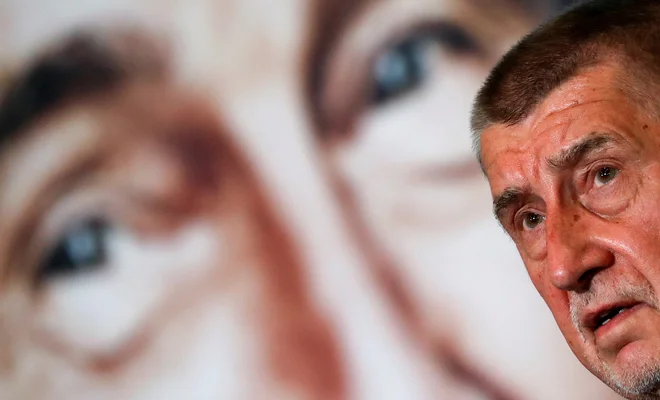 Premier Babiš je po skoraj vseh preštetih glasovih priznal poraz. FOTO: Bernadett Szabo/Reuters