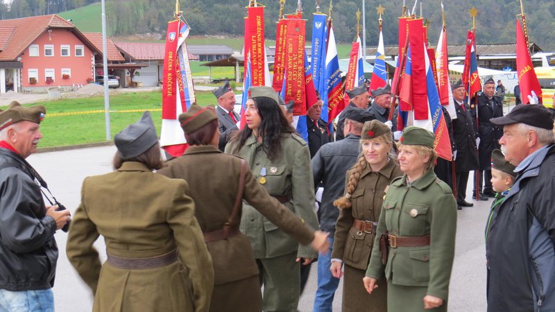 Fotografija: Četa partizank v spomin na edinstveni kongres slovenske protifašistične ženske zveze v takrat zasužnjeni Evropi. FOTO: Bojan Rajšek/Delo