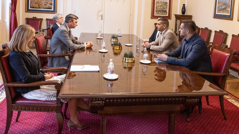 Fotografija: Predsednik republike Borut Pahor je minuli teden na pogovor sprejel prvaka stranke Resni.ca Zorana Stevanovića. Ta na odgovor poslanske skupine Desus še čaka. FOTO: Matjaž Klemenc/Urad predsednika Republike Slovenije