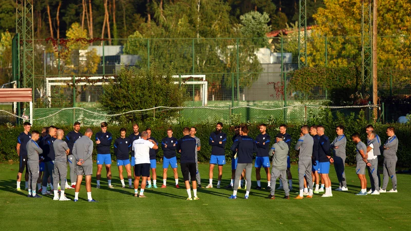 Fotografija: Matjaž Kek je v zadnjem tednu postopno gradil ekipno vzdušje med reprezentanti, ki bodo drevi sprejeli nov velik izziv v boju za Katar 2022. FOTO: Mediaspeed