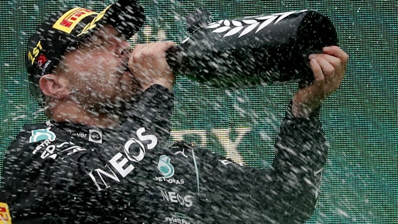 Fotografija: Valtteri Bottas je po debelem letu dni spet okusil slast zmagovitega šampanjca. FOTO: Murad Sezer/Reuters