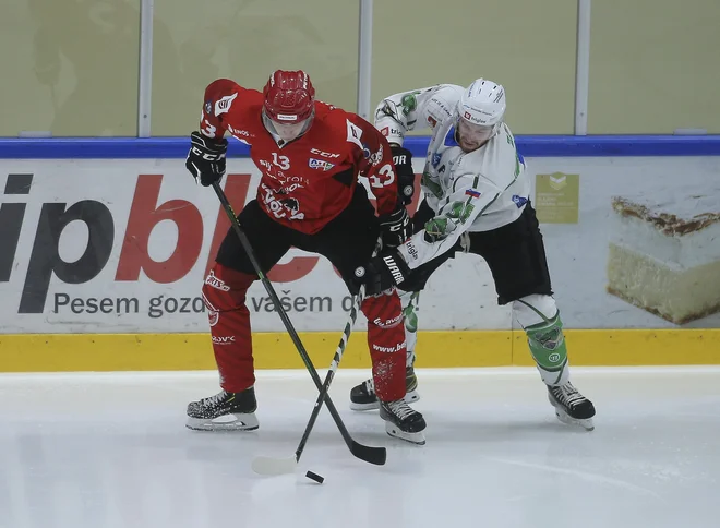 Ta torek bo v znamenju hokejskega derbija med Jesenicami in Olimpijo za točke državnega prvenstva. FOTO: Jože Suhadolnik