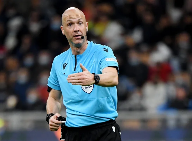 Glavni sodnik Anthony Taylor je upotševal tudi kolege iz VAR ekipe. FOTO: Alberto Lingria/Reuters