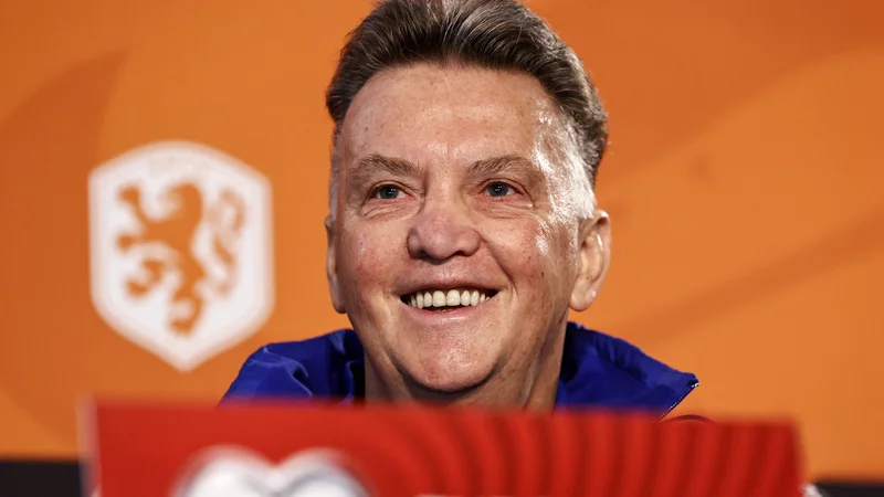 Fotografija: Louis van Gaal ve, kako se počutijo tujci pri Barceloni, ko ne gre vse po načrtih. FOTO: Maurice Van Steen/AFP
