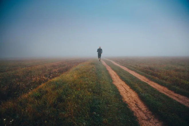 Če hodiš ali tečeš vzravnan, tudi dlje vidiš, mnogo preko le trenutne koristi.&nbsp; FOTO:&nbsp;Shutterstock