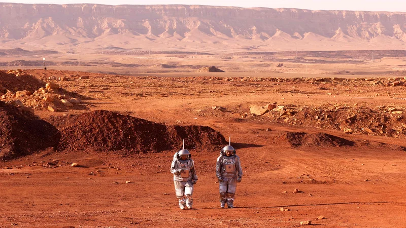 Fotografija: Astronavta iz Evrope in Izraela hodita v vesoljskih oblekah med pripravami za misijo na Mars v izraelski južni puščavi Negev, ki simulira pogoje v marsovem kraterju Ramon. Šest astronavtov iz Portugalske, Španije, Nemčije, Nizozemske, Avstrije in Izraela bo en mesec (4. do 31. oktober) odrezano od sveta. Svoj habitat bodo lahko zapustili le v vesoljskih oblekah, kot da bi bili na Marsu. FOTO: Jack Guez/Afp