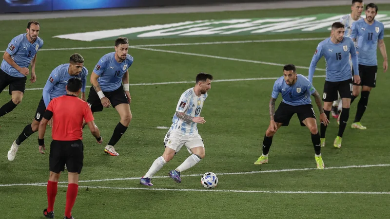 Fotografija: Lionel Messi je namučil urugvajsko obrambo. FOTO: Alejandro Pagni/AFP