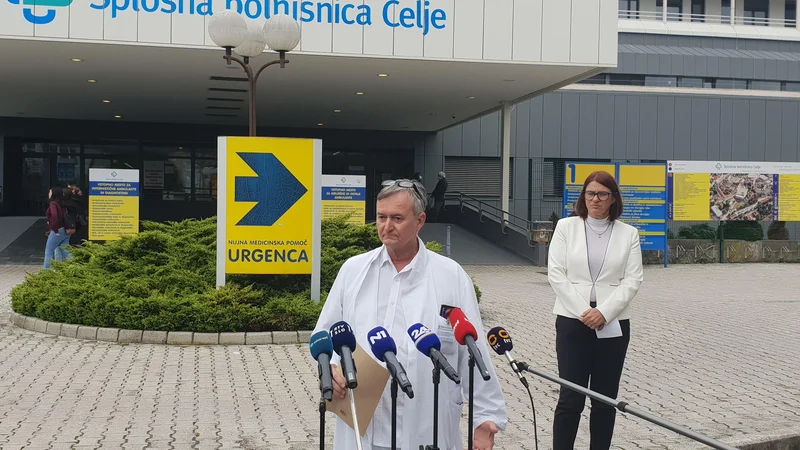 Fotografija: Opravičilo sta javno izrekla v. d. strokovnega direktorja Splošne bolnišnice Celje dr. Radko Komadina in direktorica Margareta Guček Zakošek. FOTO: Špela Kuralt/Delo