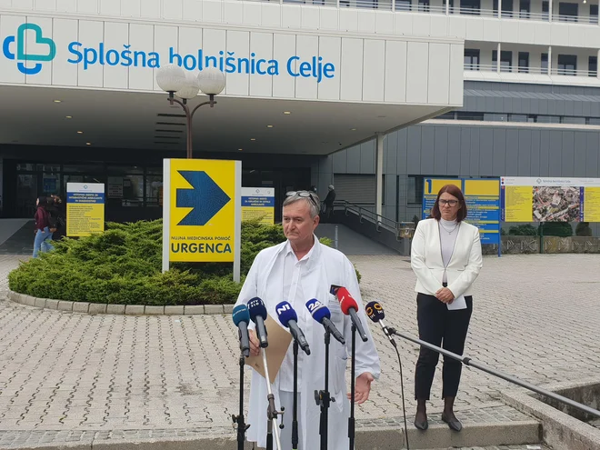 Opravičilo sta javno izrekla v. d. strokovnega direktorja Splošne bolnišnice Celje dr. Radko Komadina in direktorica Margareta Guček Zakošek. FOTO: Špela Kuralt/Delo