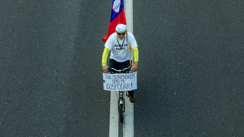 Fotografija: Epidemija odnos do umrljivosti postavlja na področje politične razprave. FOTO: Voranc Vogel/Delo