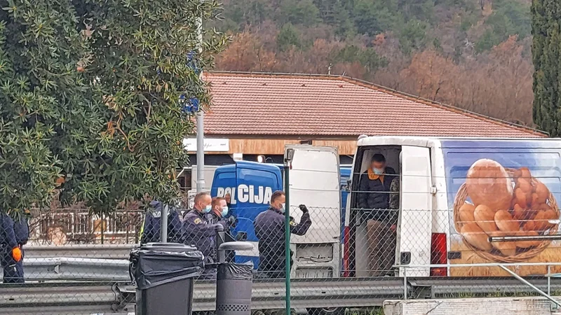 Fotografija: V kombiju, ki so ga policisti ustavili tik pred Italijo, ni bilo kruha, ampak 31 migrantov. FOTO: Primorske novice